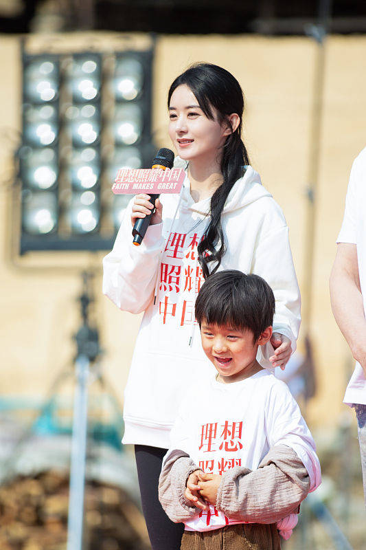 整体|赵丽颖穿白裙好优雅，不像是个孩子妈，就是蝴蝶结太幼稚