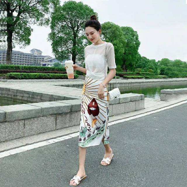 时尚|夏天身穿印花半身裙搭配白色打底衫，美丽动人，时尚又潮流。