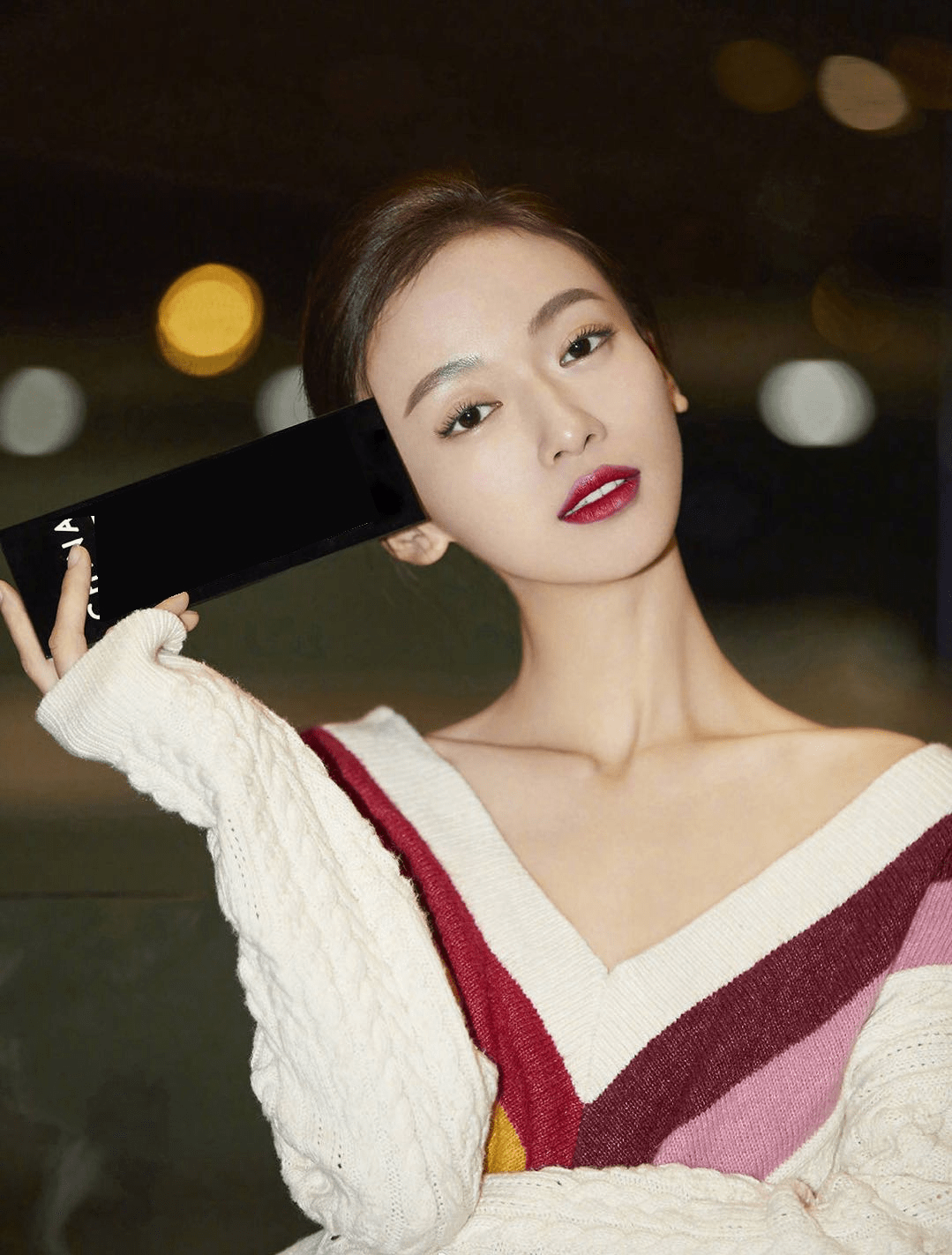 中年人|吴谨言一身“阴阳衫”走机场,弄着中年人的发型,但却一点不显老