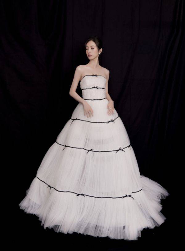 直角|周雨彤的“直角肩”有多绝？当她穿上挂脖裙，双肩能当三角板