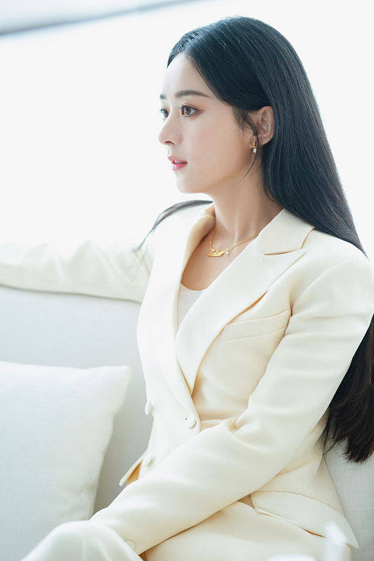 整体|赵丽颖穿白裙好优雅，不像是个孩子妈，就是蝴蝶结太幼稚