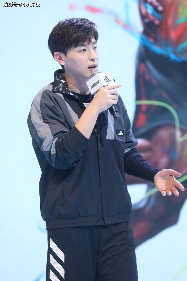 运动服|男人可别穿那么油腻了，学学邓伦穿运动服，不仅显瘦还很帅