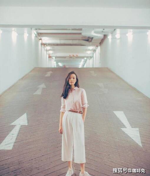 黑色|3套衣服9张照片，倪妮教你如何拍出旅行照，慵懒随性又有感觉