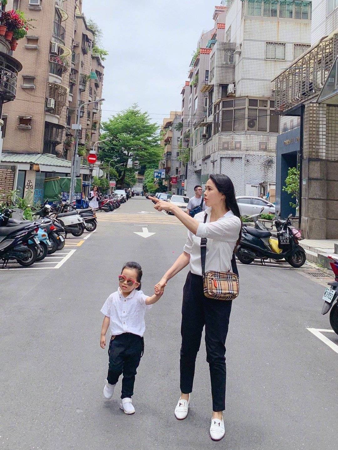 眼光|伊能静眼光真棒，把4岁米粒打扮得像穿搭博主，每一套都值得借鉴