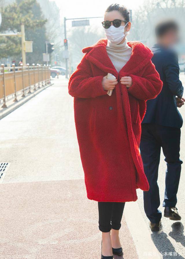 高跟鞋|秦海璐春晚彩排！穿毛绒风衣配露脚面高跟鞋，下豪车让司机开车门