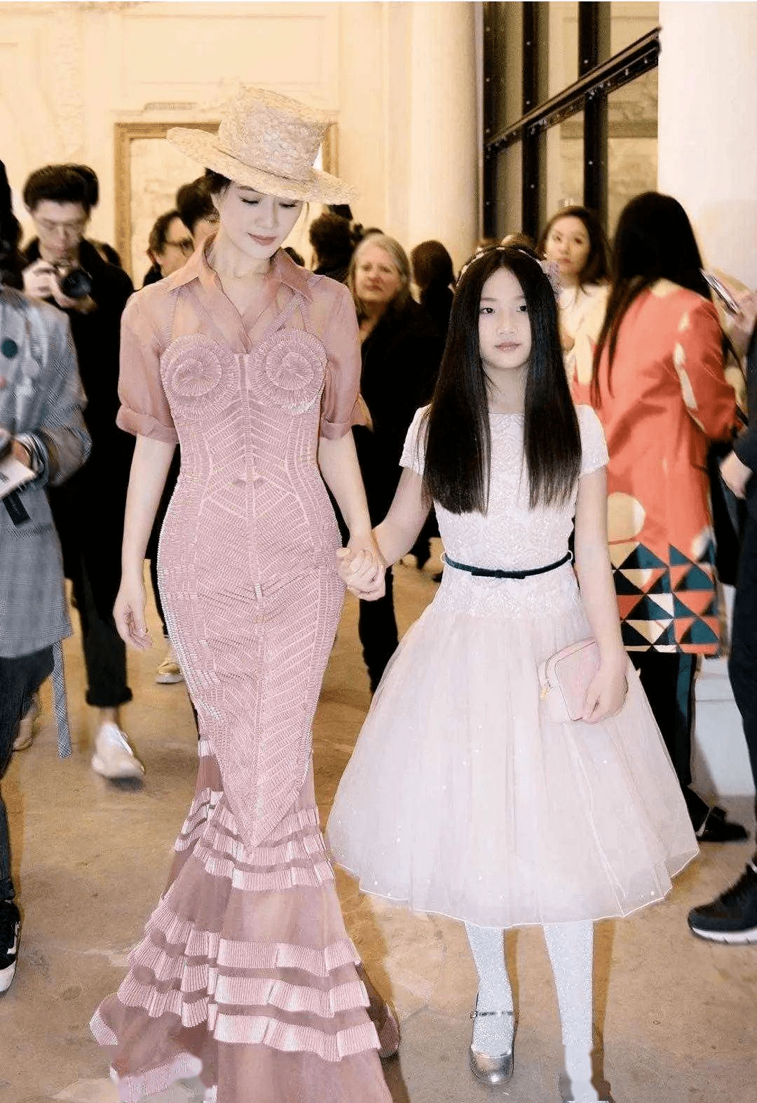 耳环|田海蓉气质绝了！五官立体，身材凹凸有致，穿黑色连衣裙高贵优雅