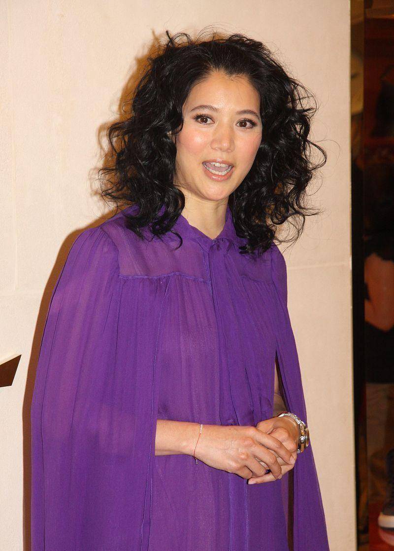 披肩|袁咏仪真是自信过头了，穿着“蝙蝠衣”显老不说，爆炸头还显头大