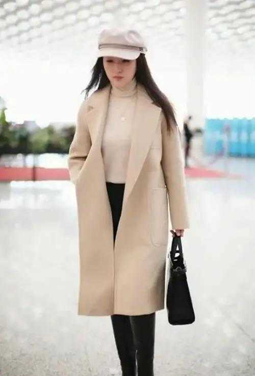 黄奕|黄奕独自带女儿走机场,穿米色大衣配运动鞋,和女儿更像姐妹