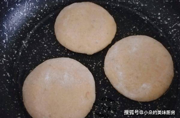 做法|早餐可以多吃这饼，香甜软糯，女人多吃不发胖，还能抗衰老