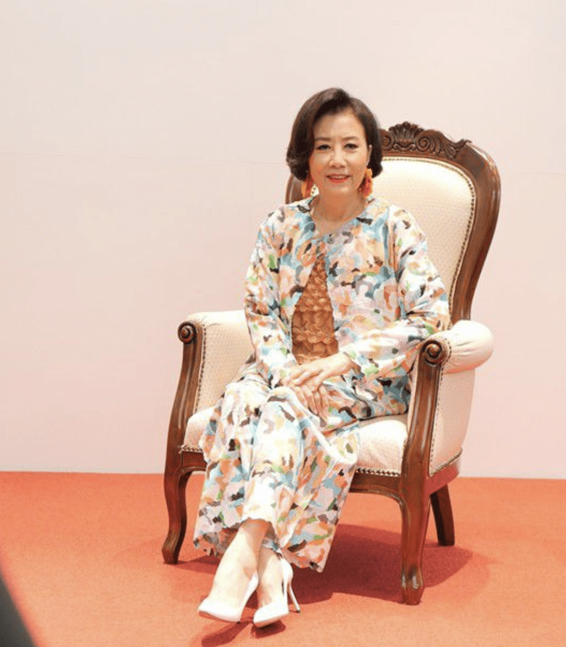 颜色|当汪明荃同框徐小凤，终于明白女人上了年纪，为什么喜欢穿花衣服