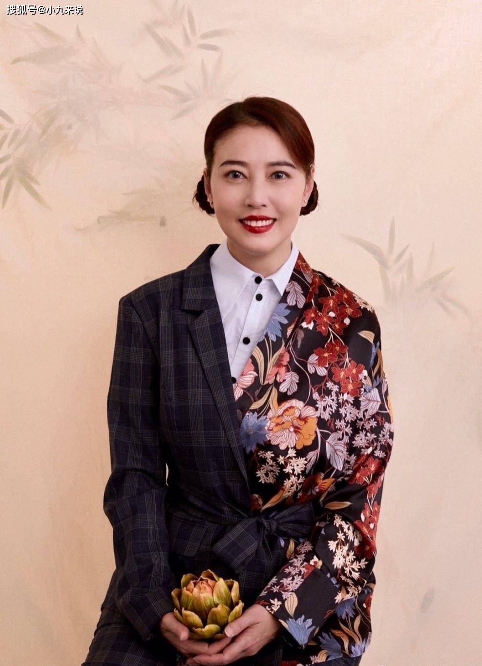 身材|周海媚穿的也太花了，衣服保守还华丽，一般人真欣赏不来
