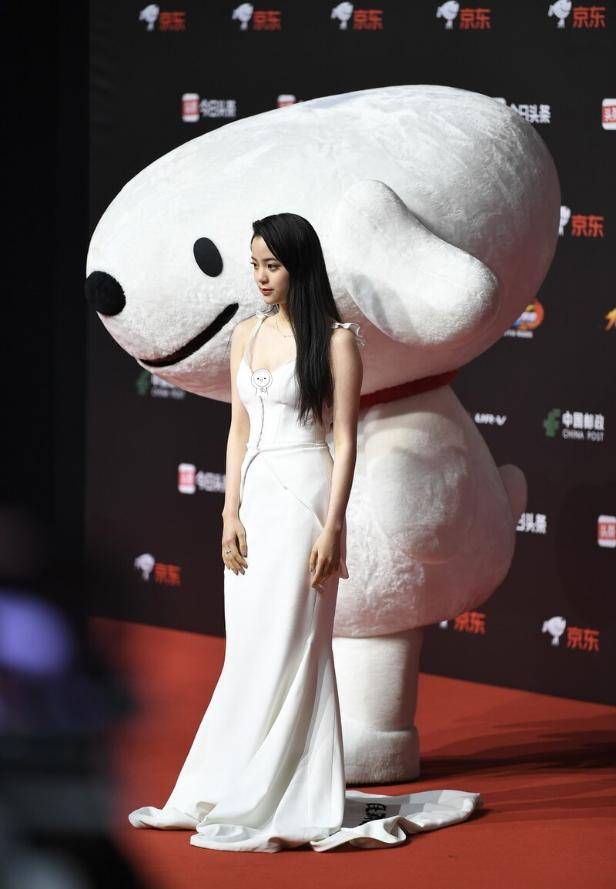真有|欧阳娜娜越来越会穿，黑长直配身白显“反差色”，真有“大人样”