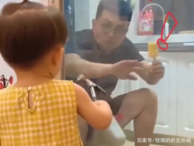 心理战|哭笑不得！广东一爸爸躲在厨房偷吃冰棍，女儿打不开门竟拿出锤子