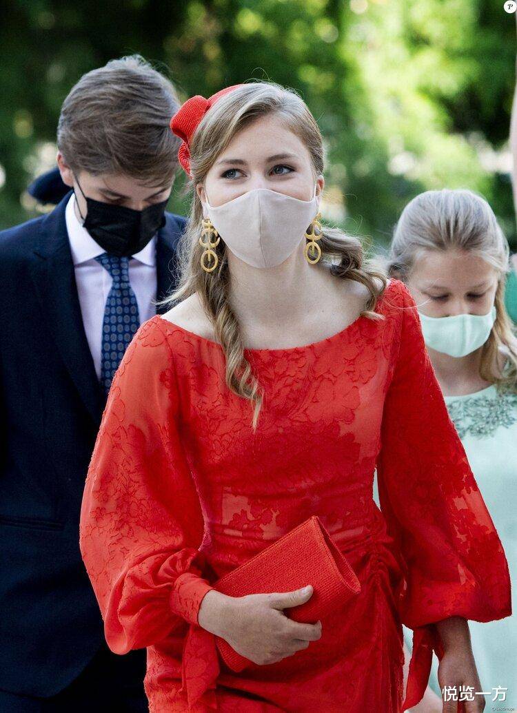 王室|比利时庆典活动 女王储可妩媚可飒爽 老国王私生女高调上看台