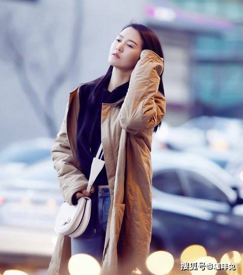黑色|大花臂超级女声谭维维的时尚穿搭，简约又帅气高个子女生学起来