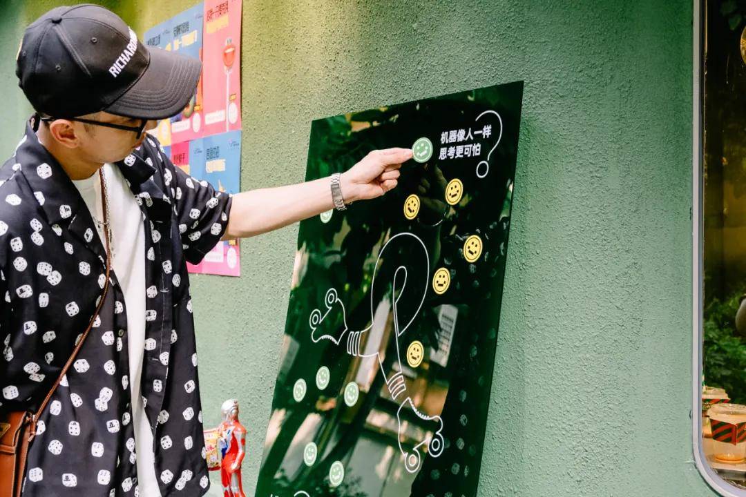 大家可以用自己手中的投票贴纸,来表达自己更支持哪一方.