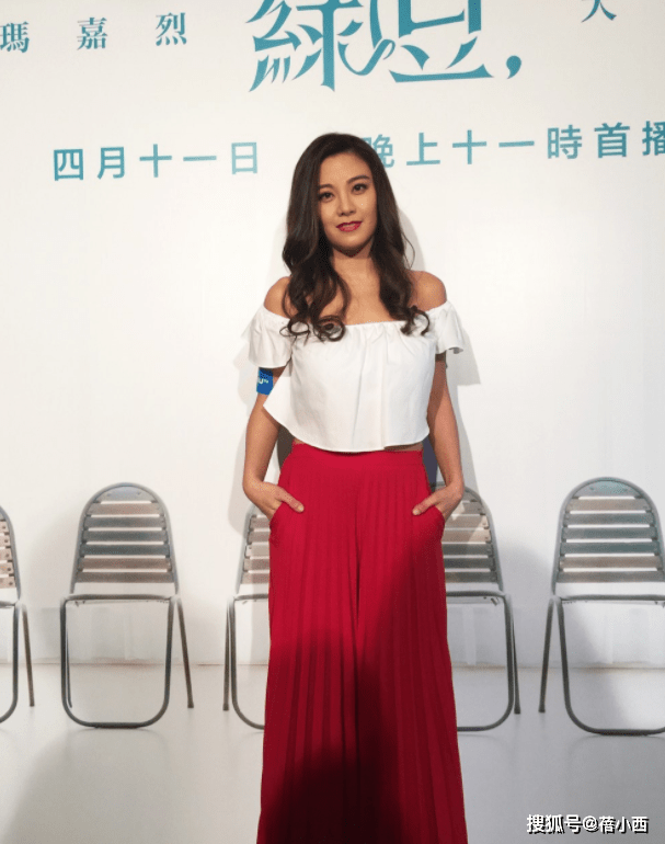 高跟鞋|廖碧儿的“3D”身材好吸睛,把吊带裙穿得“满当当”,气质惊艳