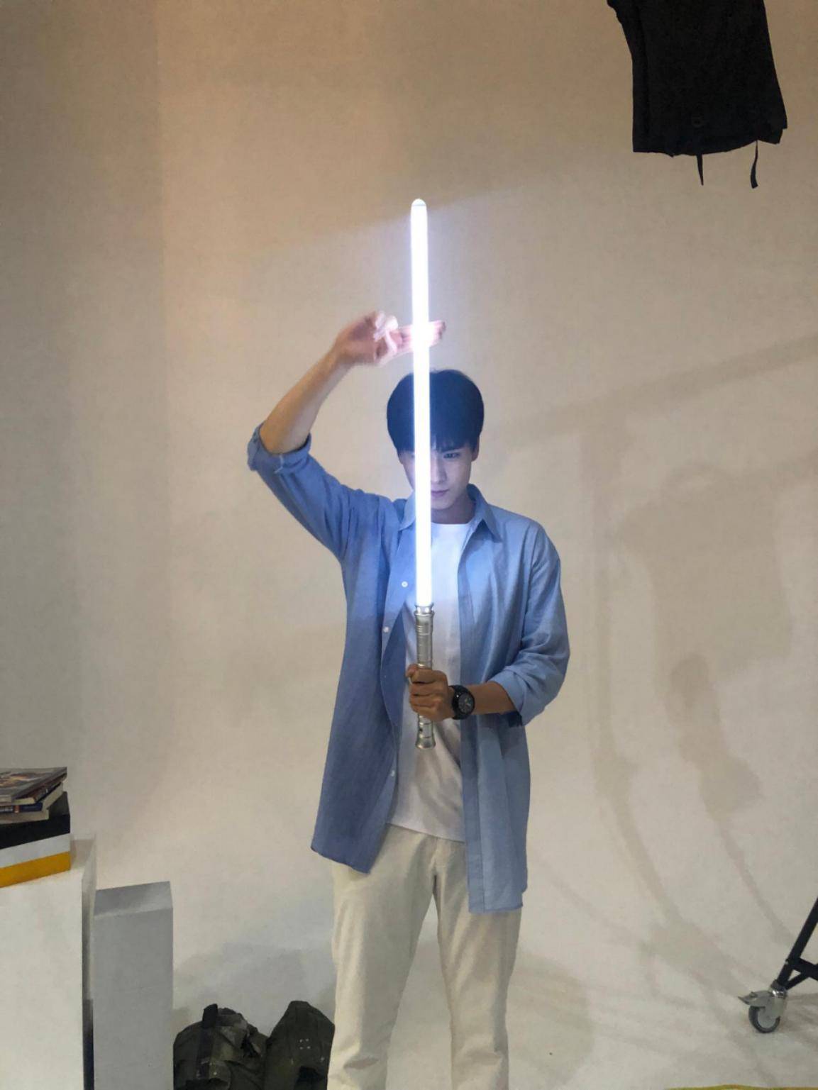 颜色|胡一天的颜值不一般，穿牛仔衬衫看着帅气大方，太招女粉了