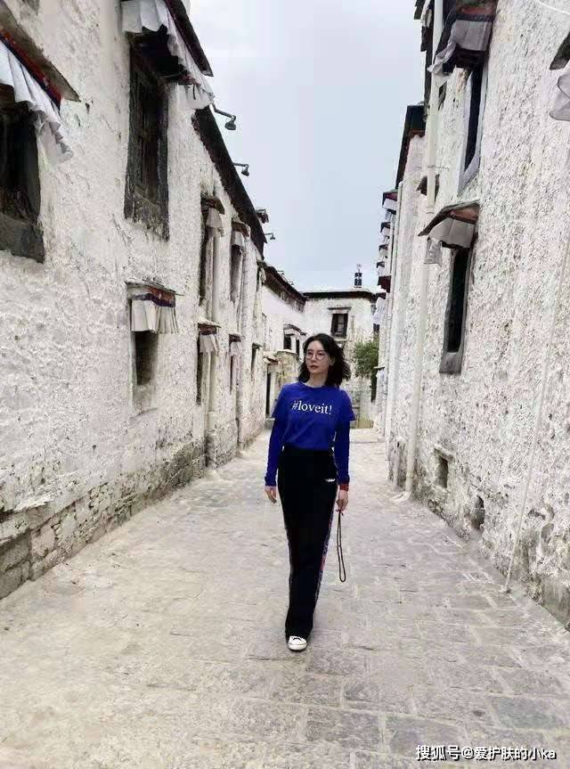 蓝色|陈数奔五了照样扮嫩！蓝色T恤叠穿居然有高级感，不愧是旗袍女神