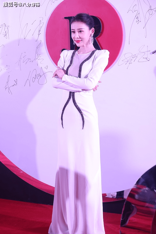 亮点|贾青又美出了国际范，穿白色拖地连衣裙成熟优雅，曲线曼妙惹人羡