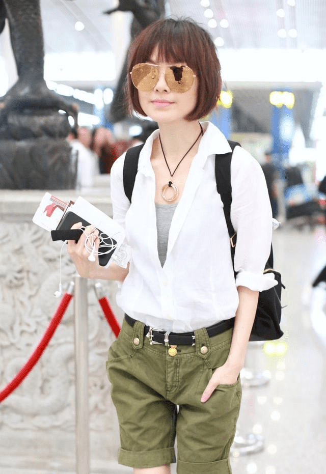 廓形|鲁豫那么瘦还穿一身黑,连体裤显得空荡荡,配新发色倒洋气不少