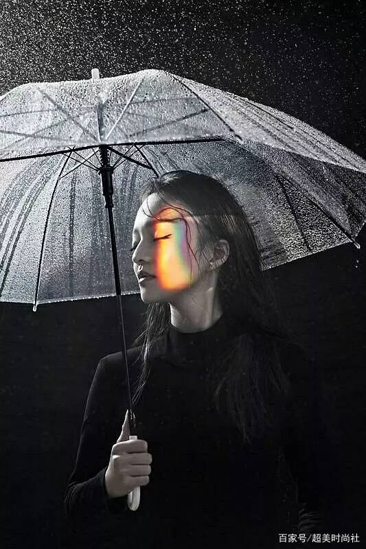 杨幂|下雨天也美成画中仙！杨幂雨中演绎妖艳鬼魅，倪妮撑伞高级优雅！