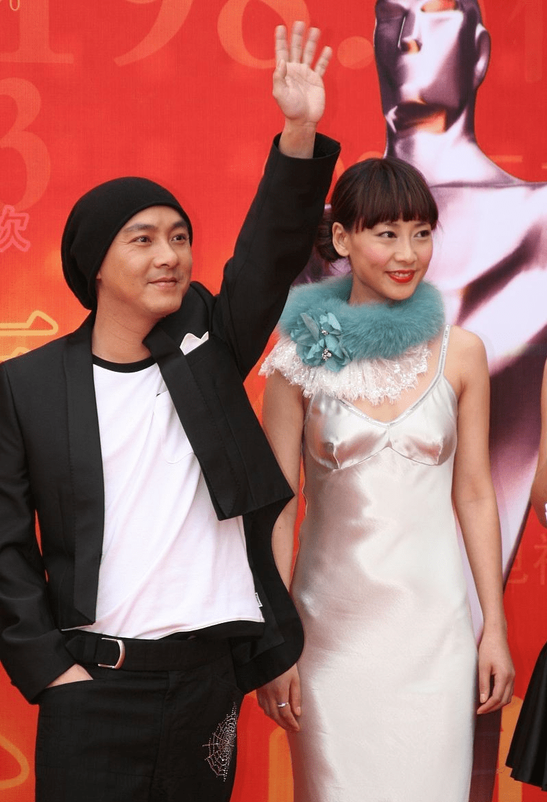 张卫健|张卫健妻子穿衣真是“没正经”，吊带裙偏配毛领，混搭还挺有个性