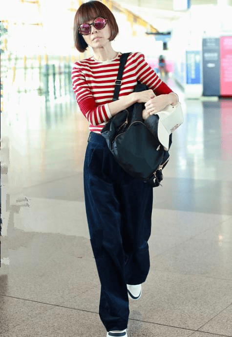 廓形|鲁豫那么瘦还穿一身黑，连体裤显得空荡荡，配新发色倒洋气不少