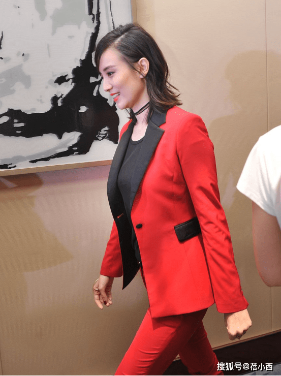 好身材|宋佳平常把好身材藏起来，这回穿西装内搭薄纱上衣，直接透出内衣