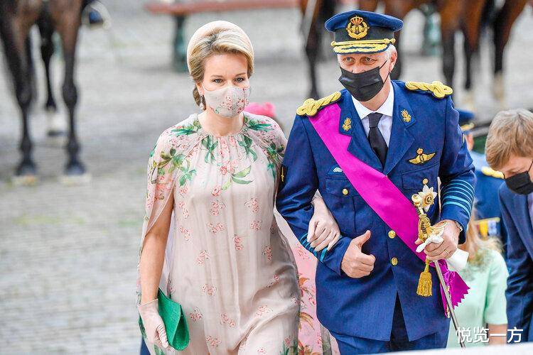 王室|比利时庆典活动 女王储可妩媚可飒爽 老国王私生女高调上看台