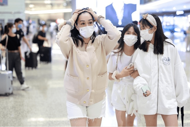 魅力|钟丽缇与女儿走机场，针织开衫配白色短裤超洋气，母女美如姐妹花