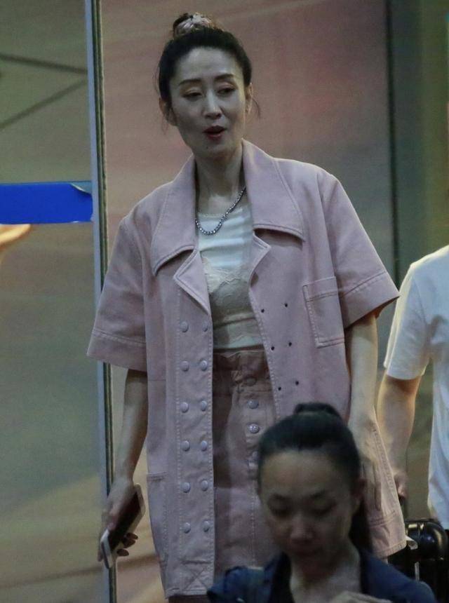 整体|刘敏涛穿衣自带“飒气”，牛仔服上添涂鸦，造型时髦一点没老态