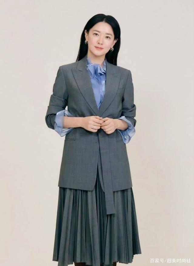 米色|氧气美女李英爱出镜，粉色西装气质端庄，50岁仍然与大长今无二致