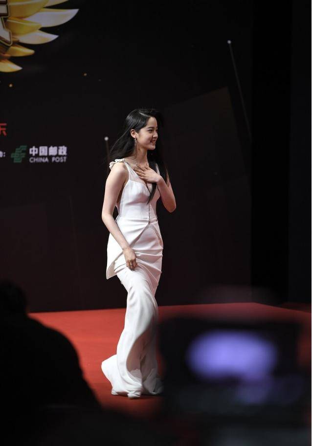 真有|欧阳娜娜越来越会穿，黑长直配身白显“反差色”，真有“大人样”