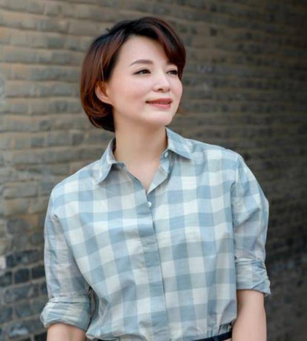 小白|女人到了中年，放弃牛仔裤配小白鞋吧！瞧董卿这样穿，太气质！
