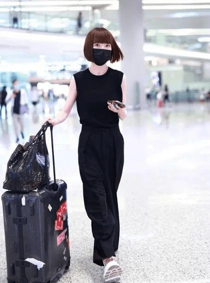 廓形|鲁豫那么瘦还穿一身黑,连体裤显得空荡荡,配新发色倒洋气不少