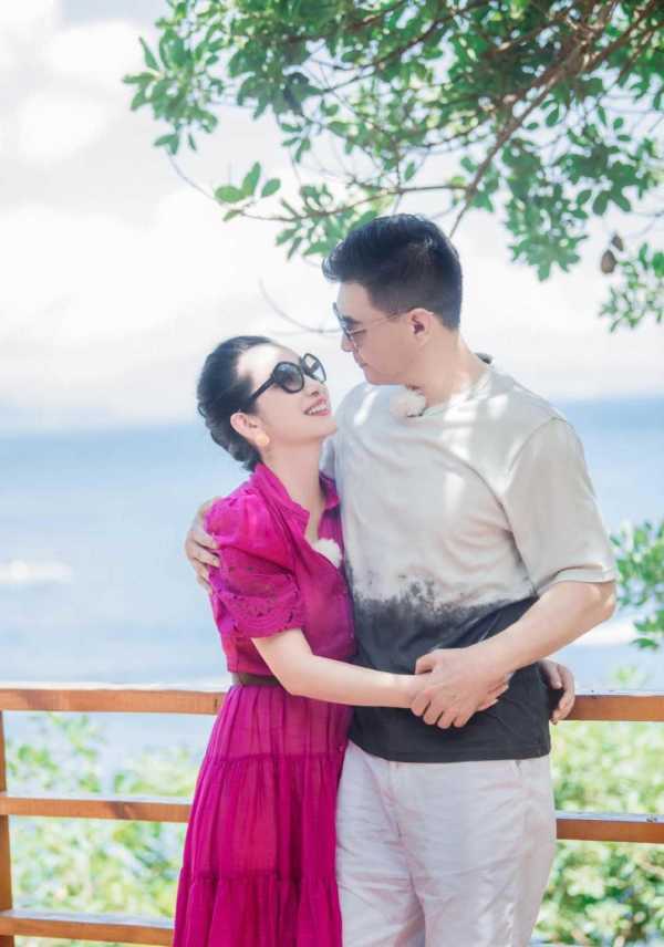 老公|“影后”秦海璐真耐看，穿玫红色长裙度假，晒老公甜蜜合照真幸福