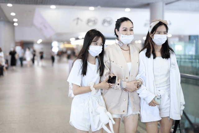 魅力|钟丽缇与女儿走机场，针织开衫配白色短裤超洋气，母女美如姐妹花