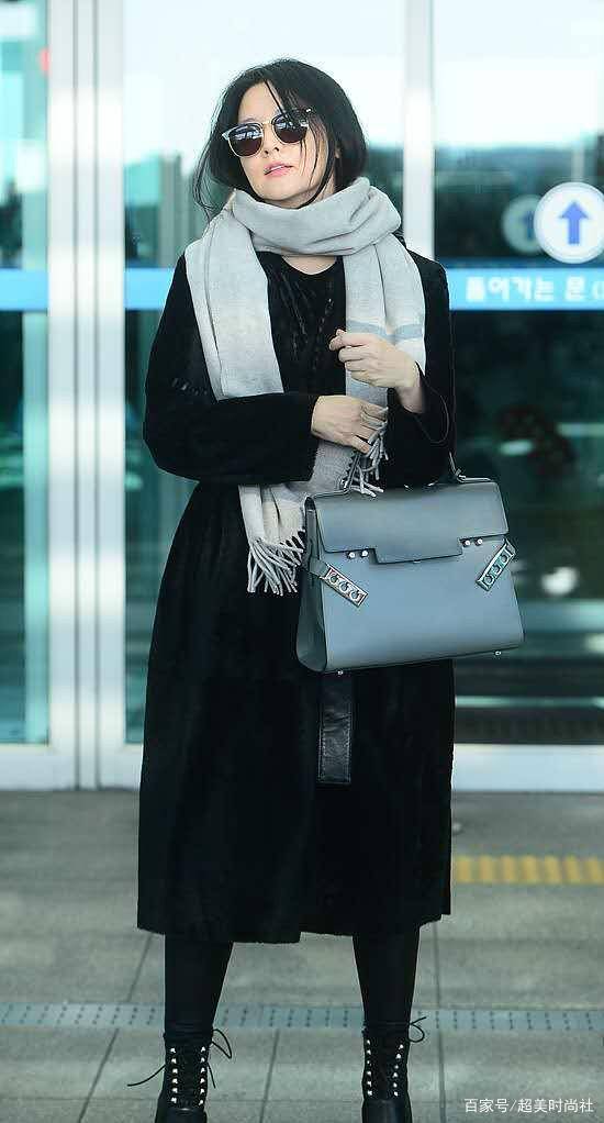 米色|氧气美女李英爱出镜，粉色西装气质端庄，50岁仍然与大长今无二致