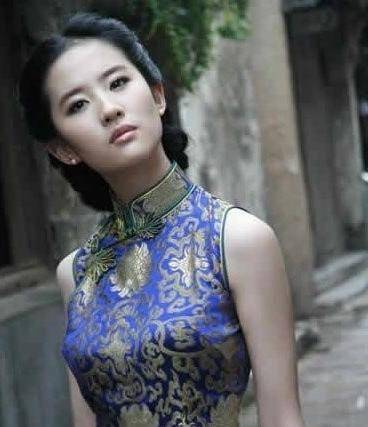 显得|当众女星穿上最婀娜的旗袍，赵丽颖穿出女人味，舒淇妩媚动人