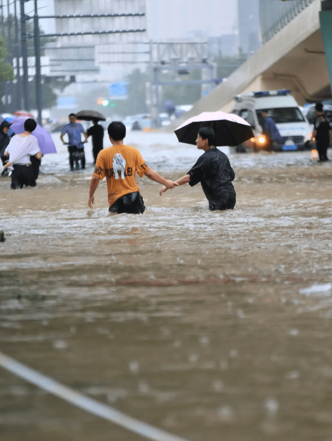 郑州暴雨互助图片图片
