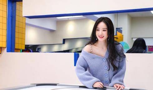 个性|赵丽颖离婚牺牲大，穿2000衬衫踩拖鞋身材暴瘦，165“电线腿”看着心疼