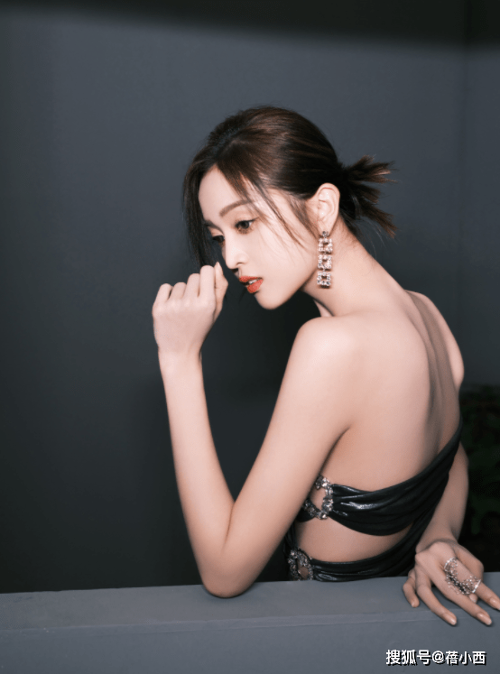 佟丽娅|佟丽娅离婚后尺度更大了!穿大露背连衣裙气质惊艳,人红气场真大