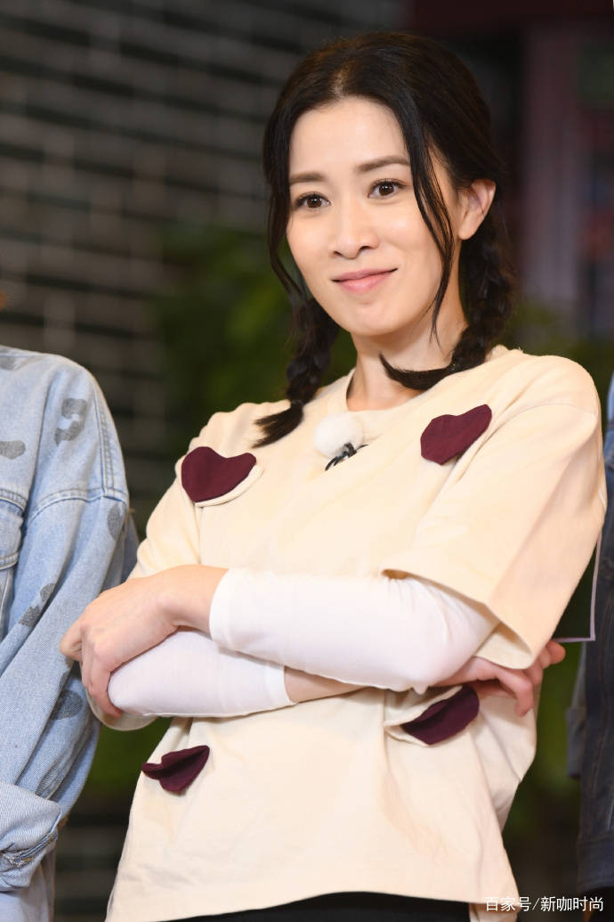 佘诗曼|女人过了40别瞎穿，学学佘诗曼这打扮才是出路，一下年轻10岁