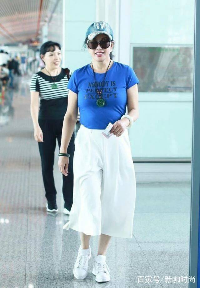 感觉|63岁刘晓庆现身!穿蓝T配阔腿裤少女感十足,奈何肚子略显发福!