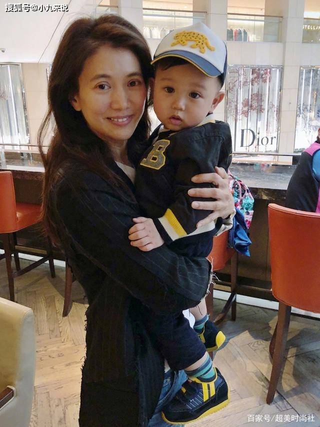 口红|袁咏仪不愧是爱马仕狂魔！戴口罩全副武装抢首发，网友心疼张智霖