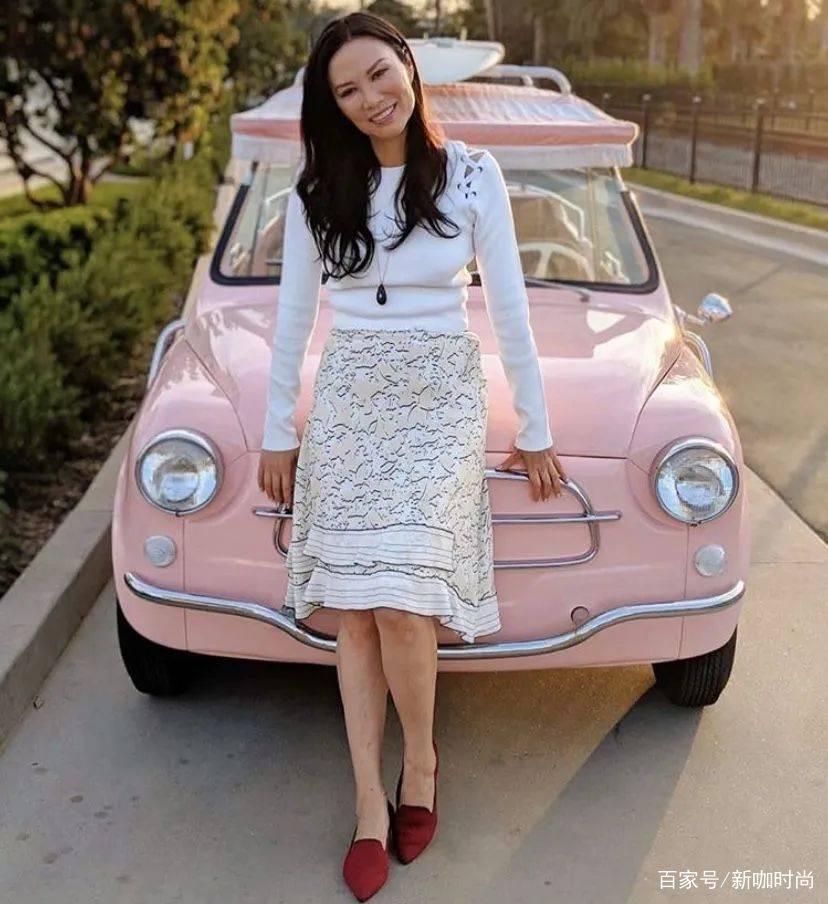 才行|邓文迪不愧是见过世面的，紫色西装内搭白T恤，获保镖撑伞霸气足