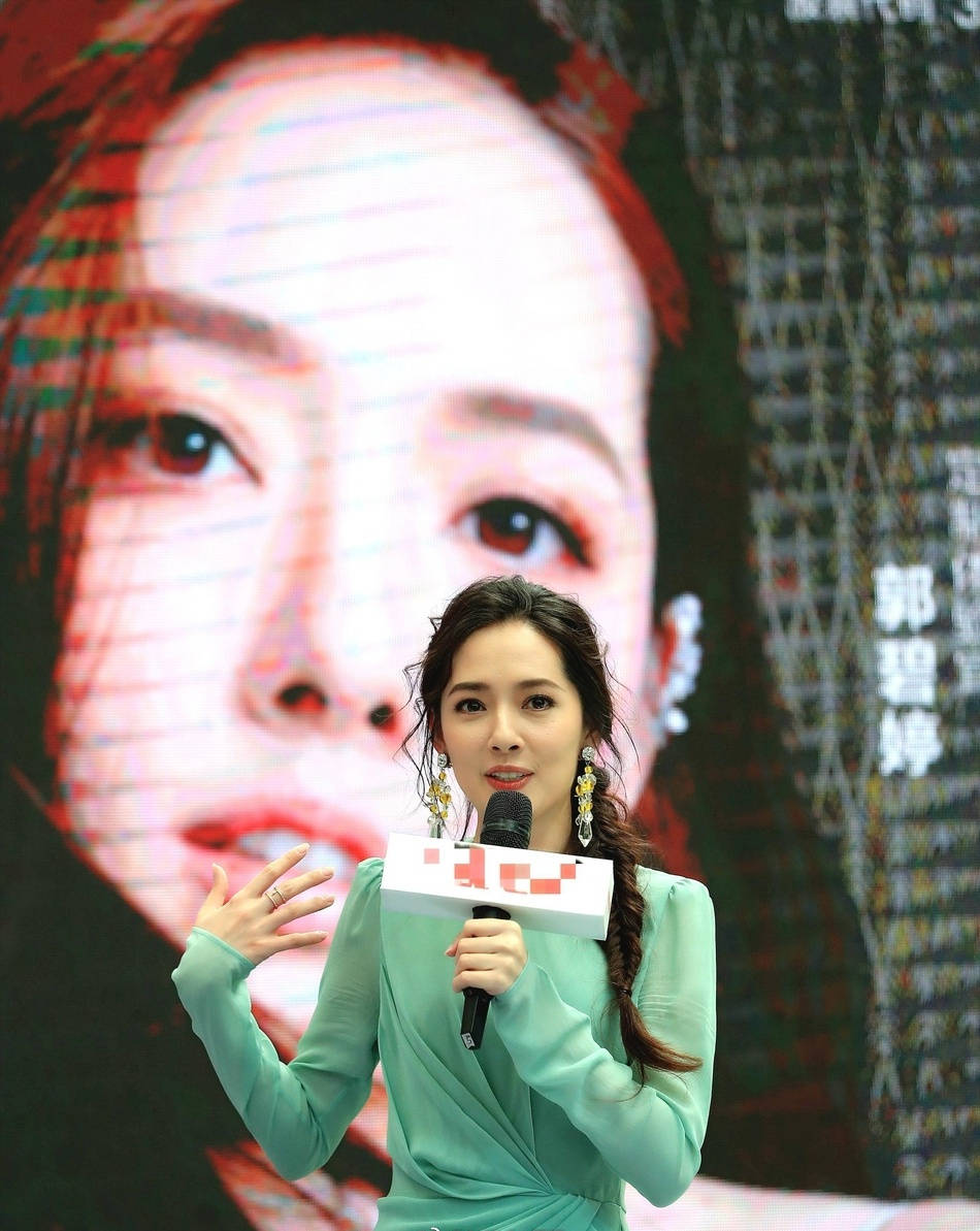 漂亮|郭碧婷定婚后美得真高调，鱼尾编发造型搭一袭薄荷绿连衣，美极了