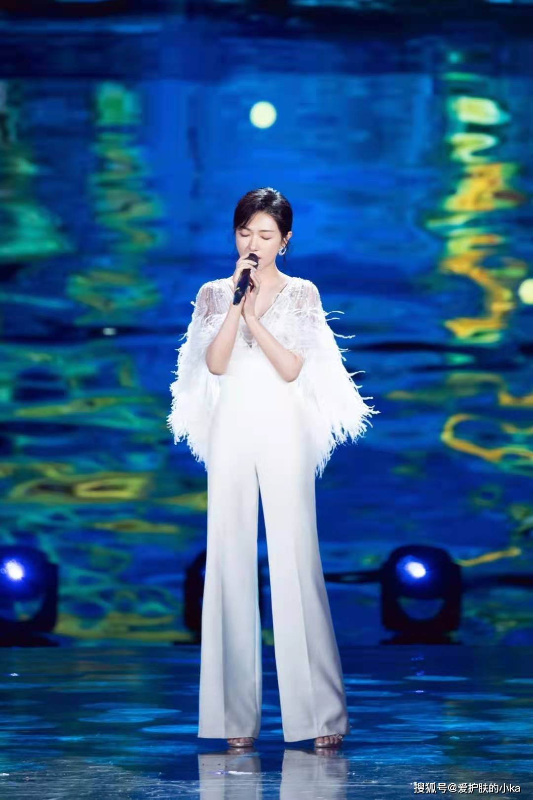 元素|万茜衣品从未让人失望，看似简单的小白裙，却满是心机，潮感够足