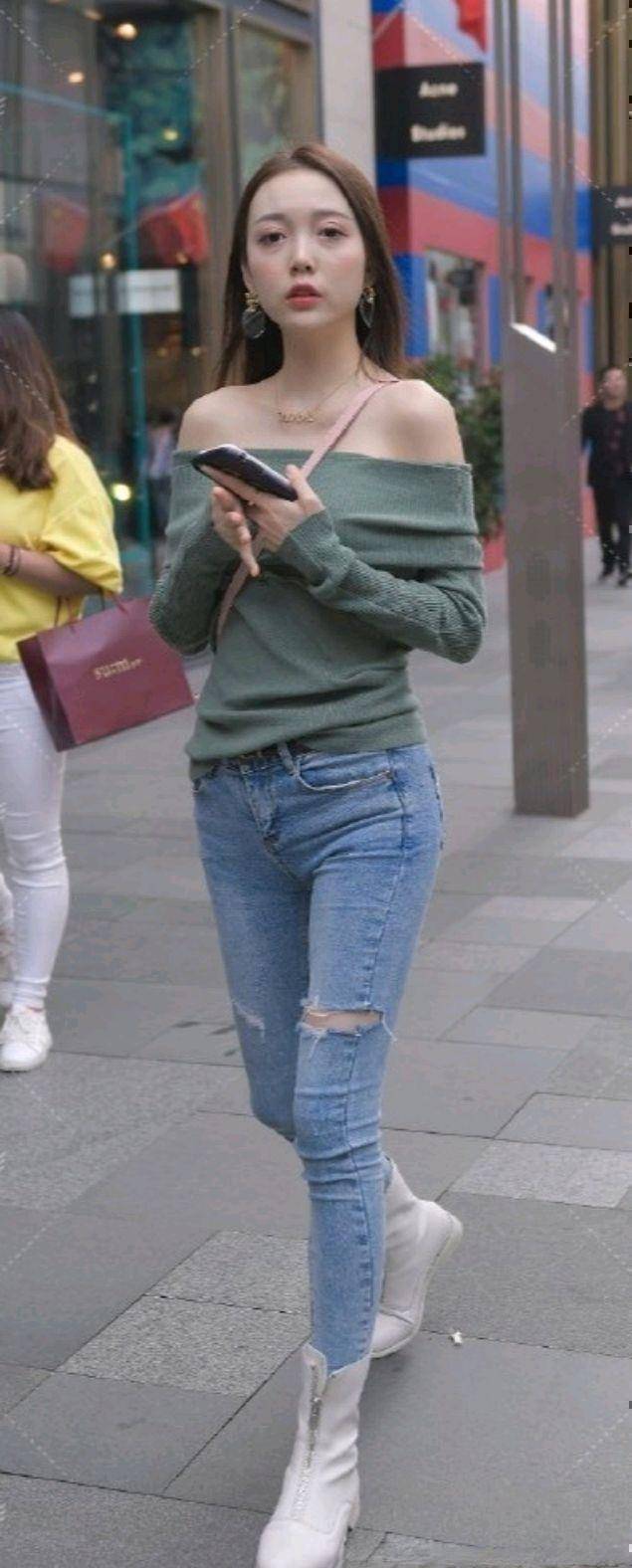 个性|又美又撩的打底裤穿搭，个性混搭让人一见倾心，身材真好